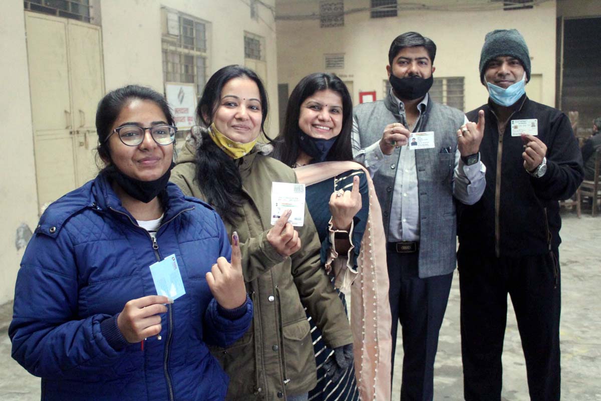 Over 60% voting in UP Phase I amid EVM glitches