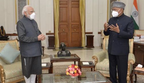 Modi briefing the President on his security breach