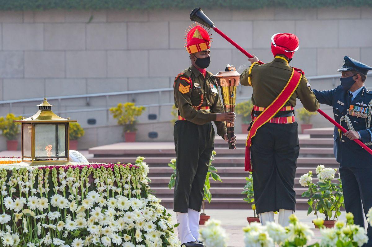 India Gate Turns A Page: Amar Jawan Jyoti Merged With War Memorial ...