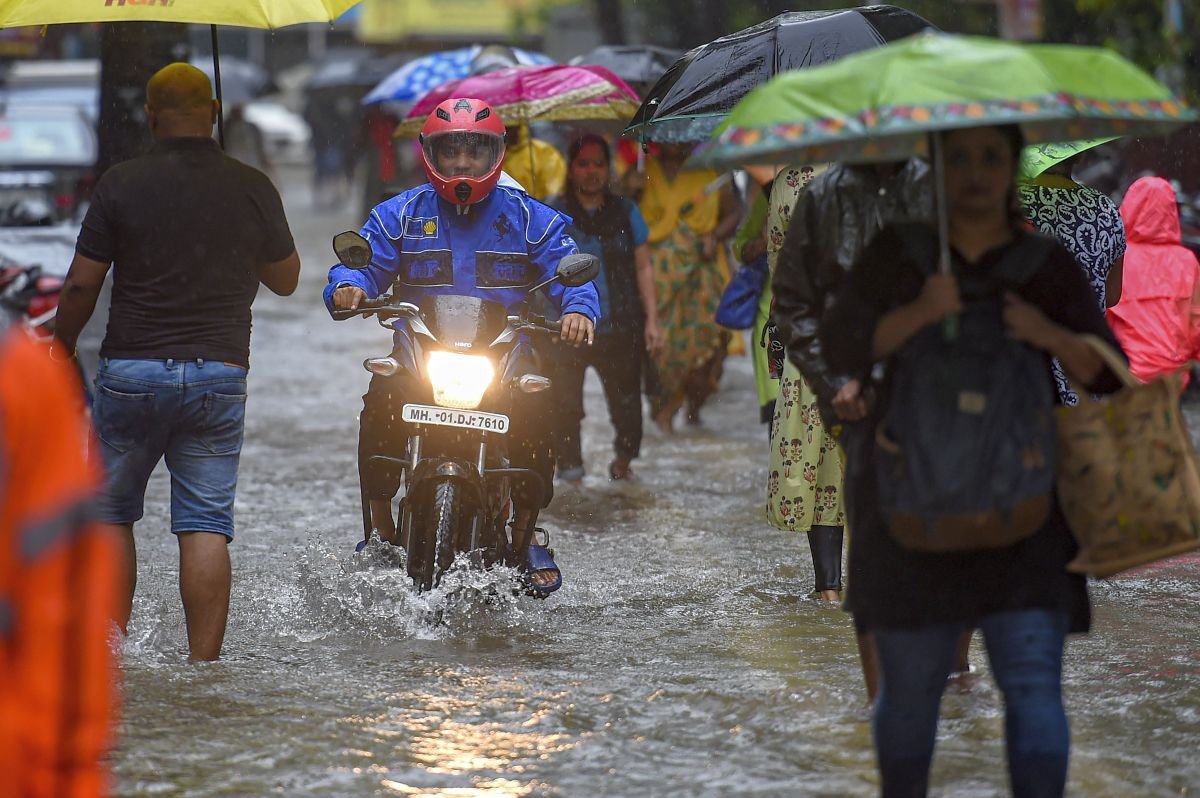 Heavy rains continue in Mumbai amid orange alert