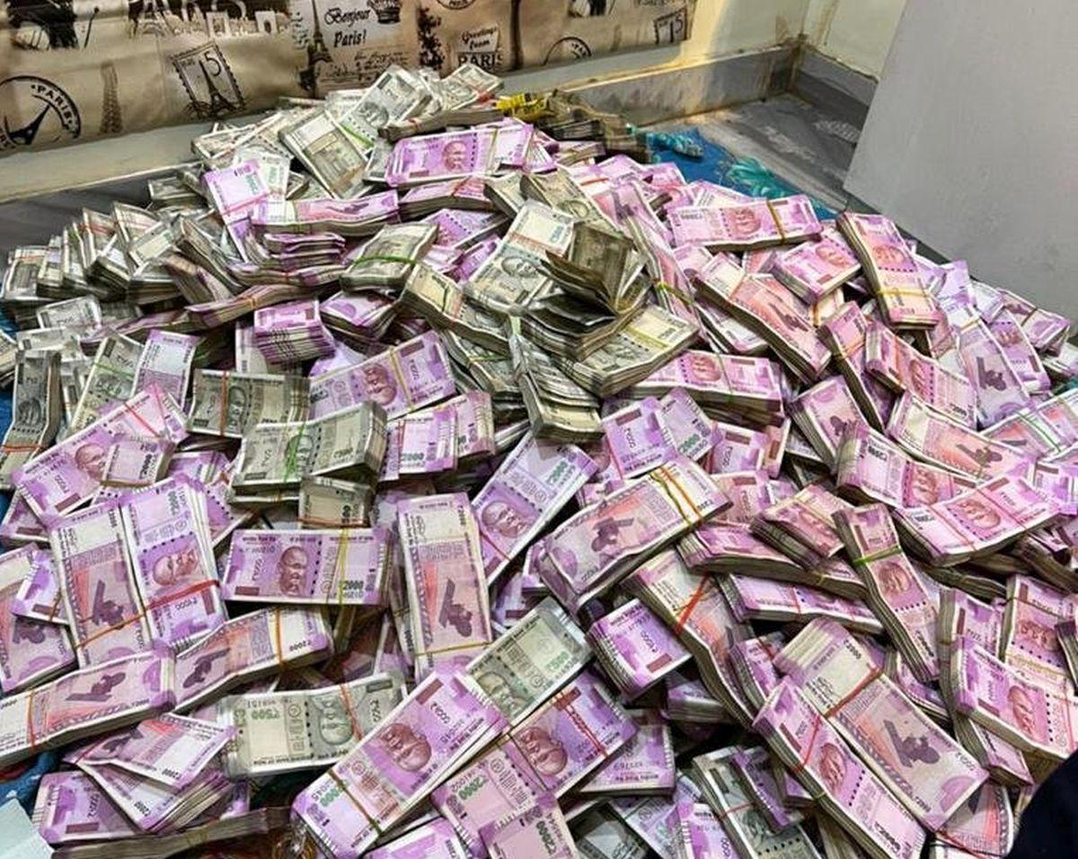 over-rs-2-31-cr-1-kg-gold-found-in-basement-of-rajasthan-govt-building