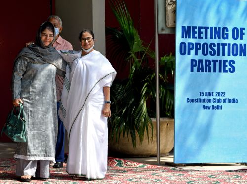 Mamata Banerjee with PDP leader Mehbooba Mufti at the Oppn meet