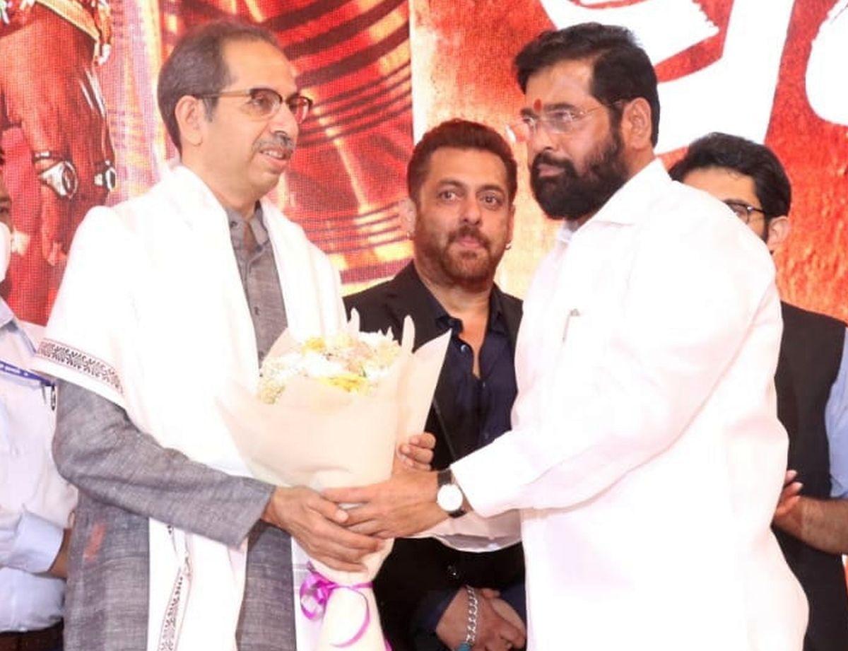 Eknath Shinde gives Uddhav Thackeray the 'look'