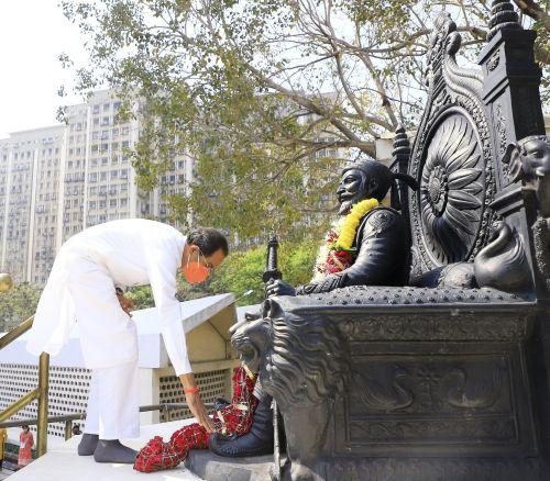 Uddhav Thackeray offers prayers at the bust of Shivaji Maharaj