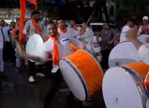 Shiv Sena supporters outside Matoshree in Mumbai/ANI