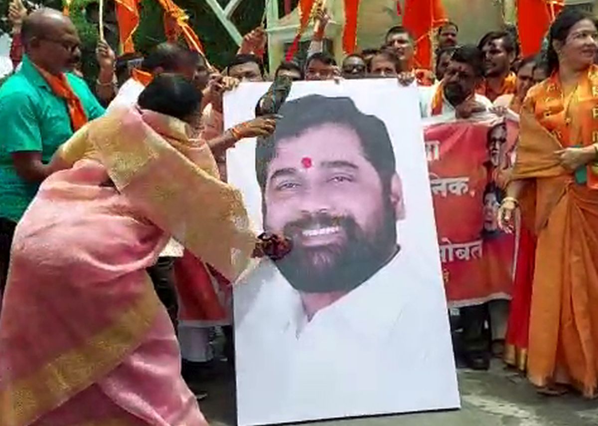 Shiv Sainiks beat a picture of Eknath Shinde with slippers