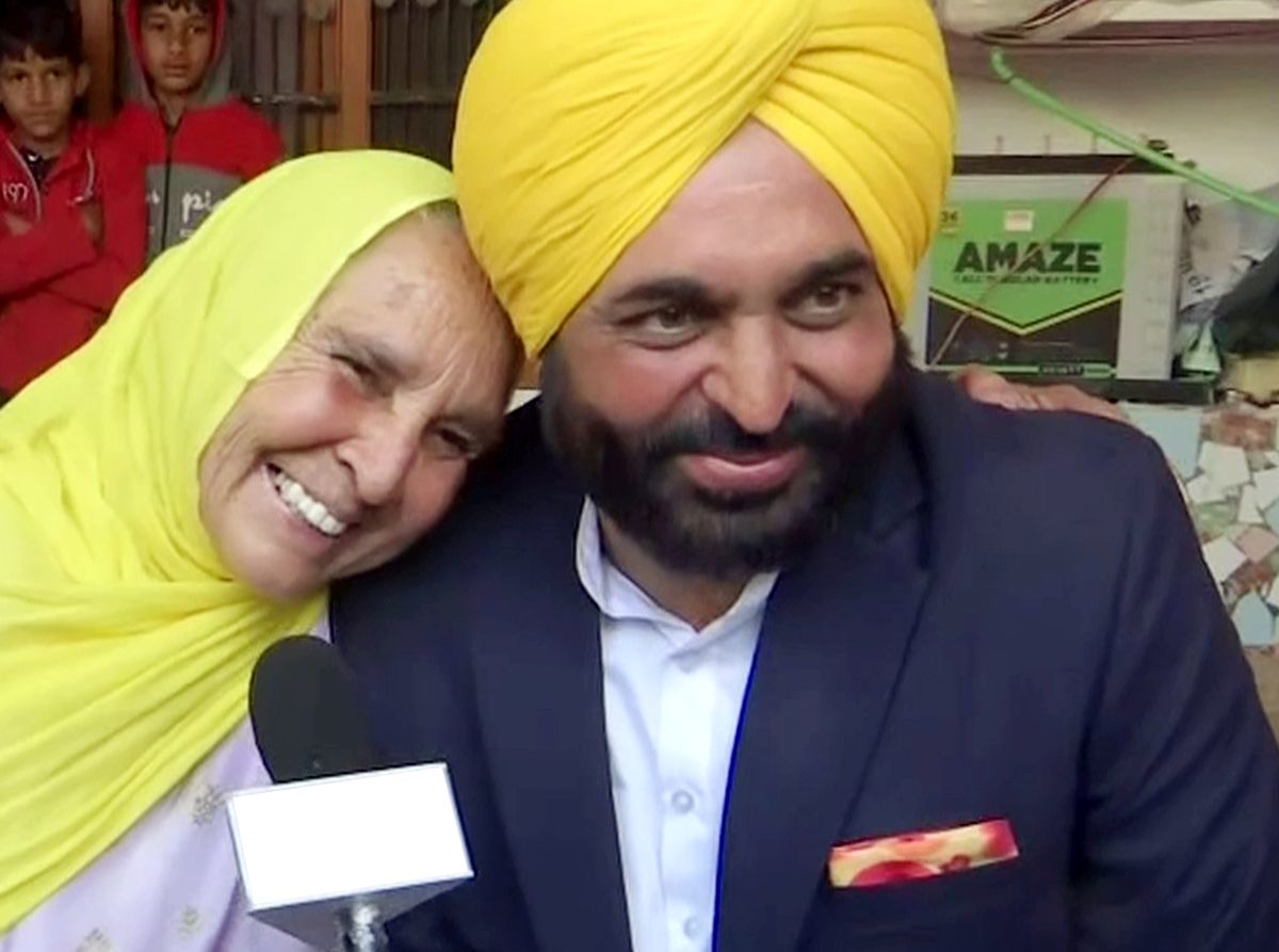 AAP's CM candidate Bhagwant Mann with his mother
