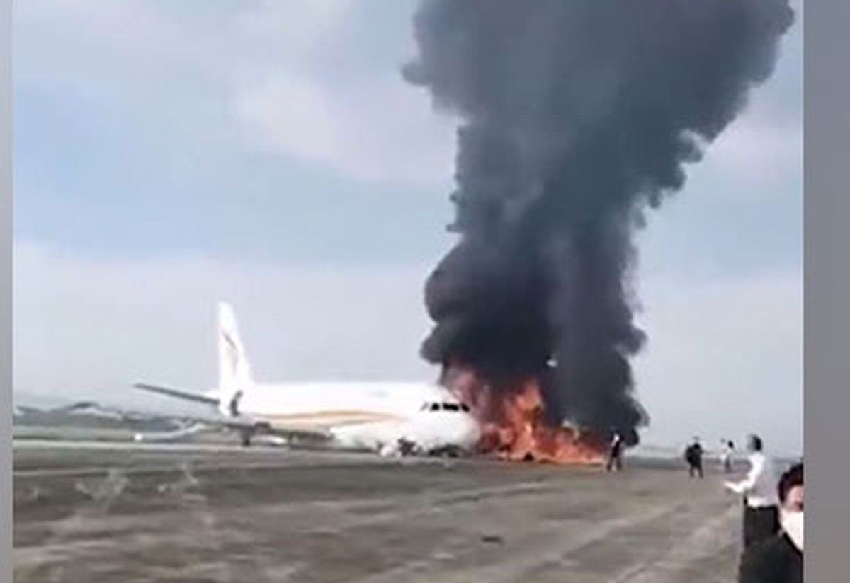 Загорелся самолет в токио. Горящий самолет. Самолет загорелся.