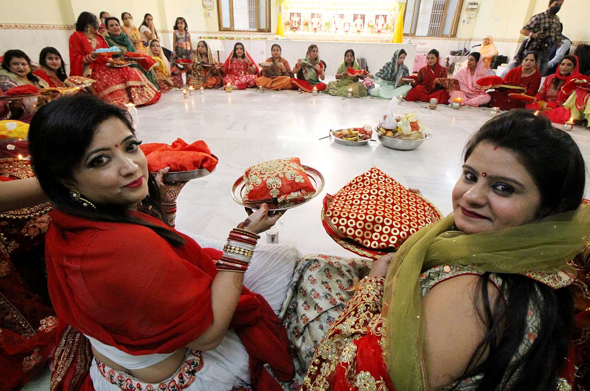 When Shivraj Chouhan Celebrated Karwa Chauth - Rediff.com India News