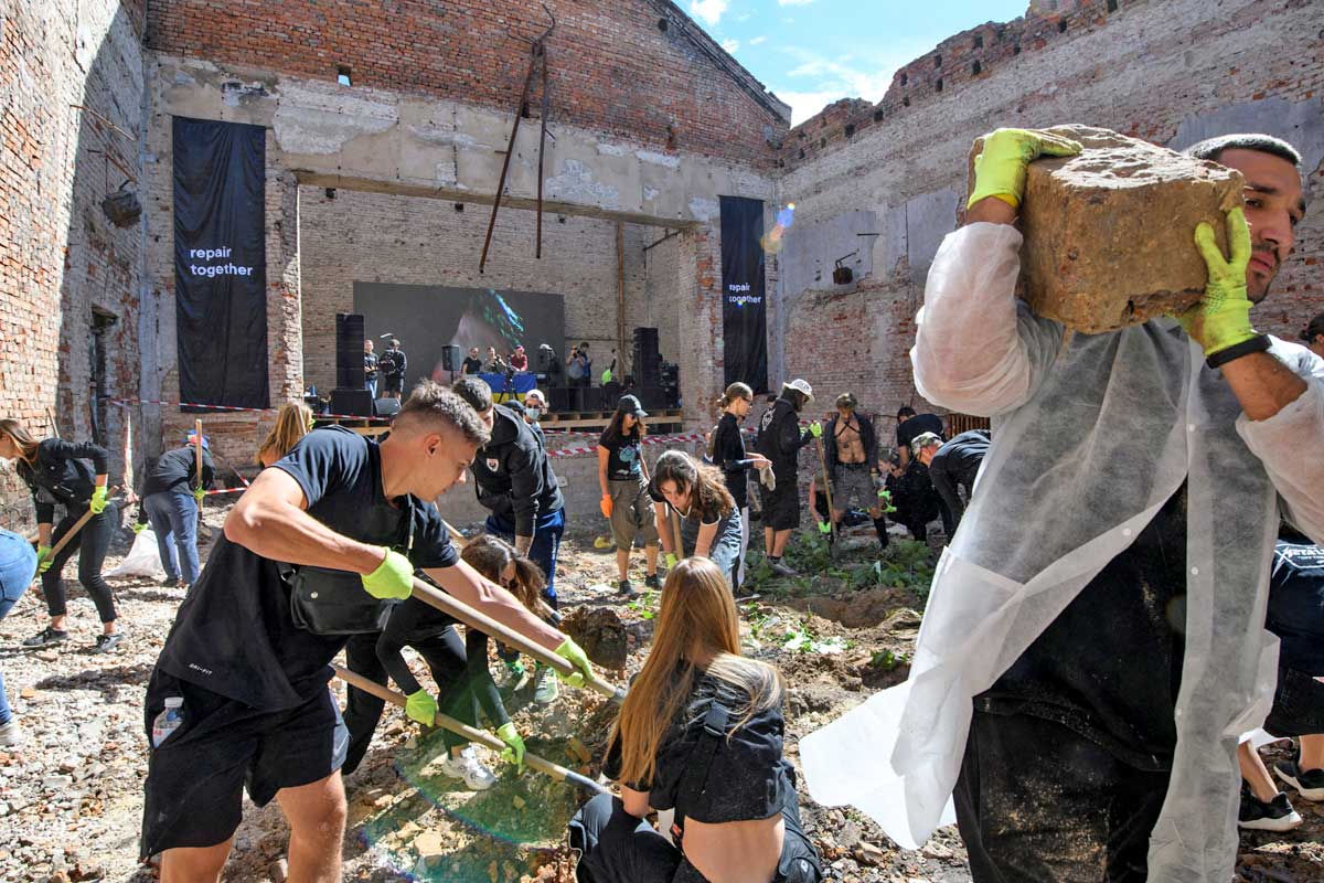 Volunteer Army Cleans Russian Mess