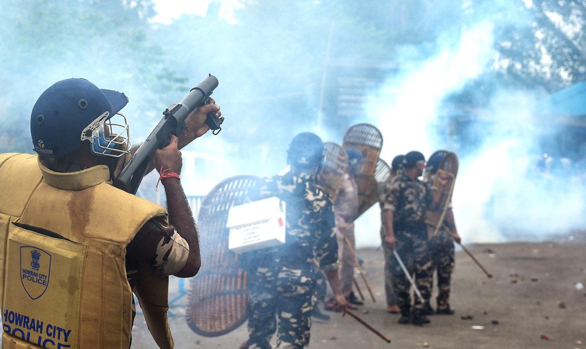 BJP Stonethrowers Clash With Bengal Cops - Rediff.com India News