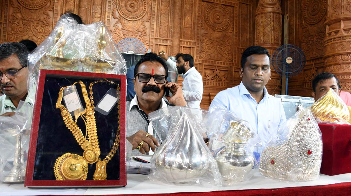 Lalbaugcha Raja gets 3kg gold, 14kg silver and Rs 5cr
