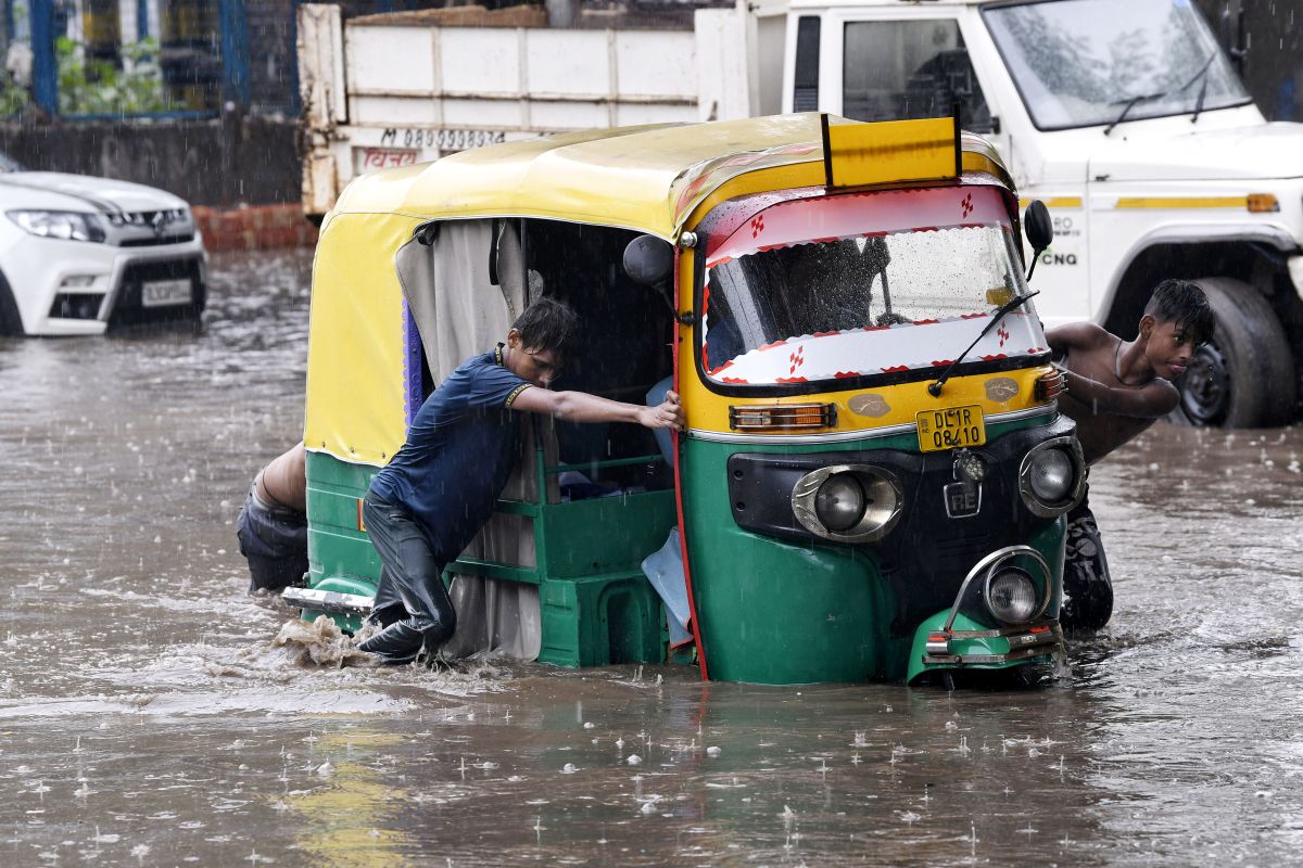 Downpour floods Delhi, hits traffic; IMD issues alert