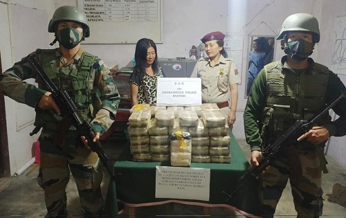 Assam Rifles and Zokhawthar police with recovered drugs/The Assam Rifles/Twitter
