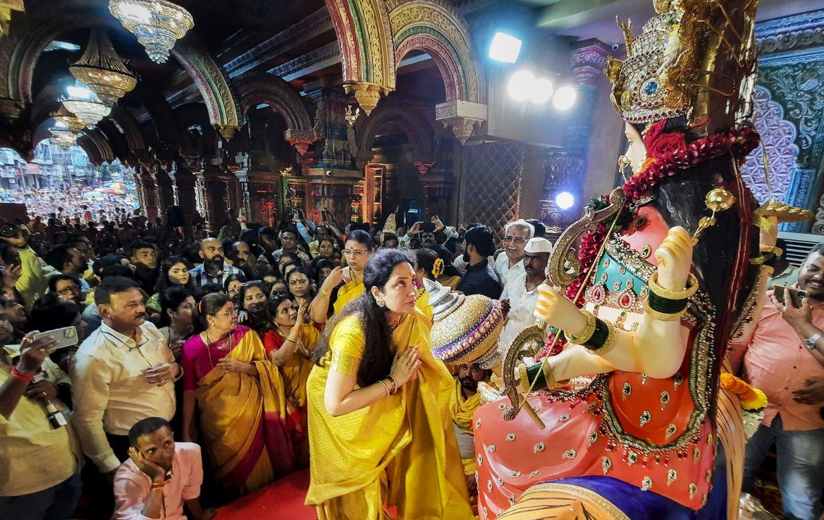 Rashmi Thackeray, wife of Shiv Sena chief Uddhav Thackeray, visits Tembhi Naka Navratri mandal in Thane, September 29, 2022/PTI