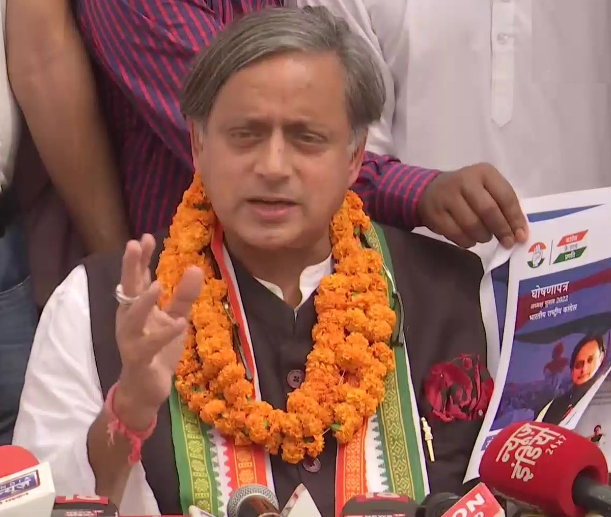 Gandhis not backing anyone in Cong prez poll: Tharoor