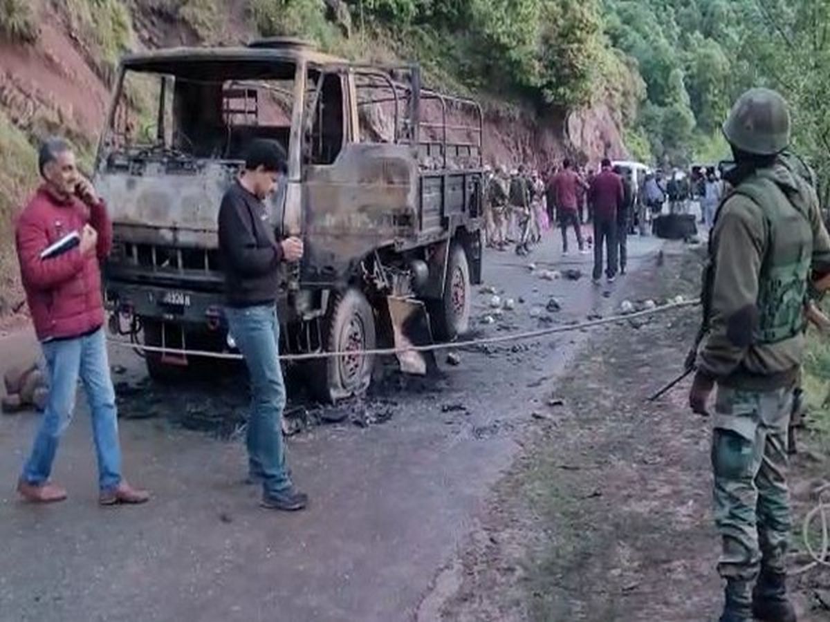 पुंछ में सेना के वाहन पर हुए आतंकी हमले में पाकिस्तानी साजिश का खुलासा, अब तक 6 लोगों को पुलिस ने हिरासत में लिया Pakistani conspiracy exposed in terrorist attack on army vehicle in Poonch, police have detained 6 people so far
