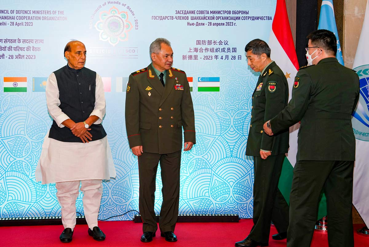 Rajnath avoids handshake with China's defence minister