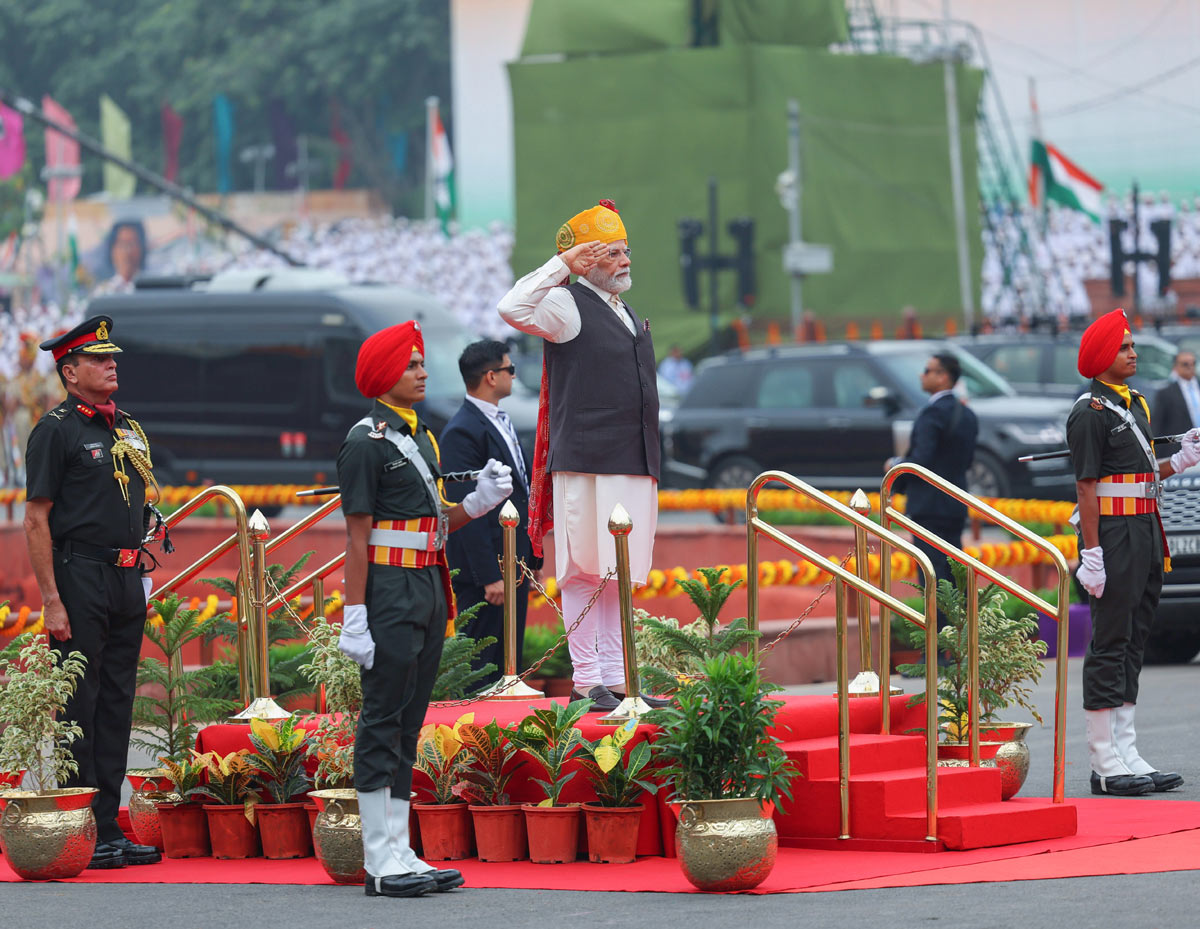 Keeping with tradition, PM dons Rajasthani turban on I-Day