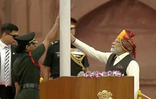 Modi hoists National Flag at the Red Fort on I-Day