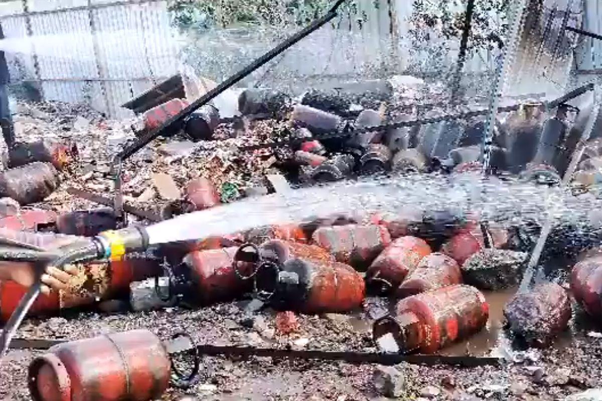 10 cooking gas cylinders explode in Pune area