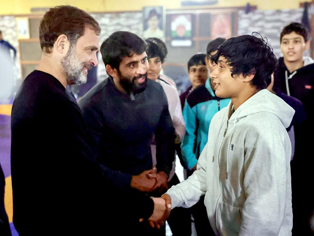 Rahul Gandhi Wrestles With Bajrang Punia! - Rediff Sports