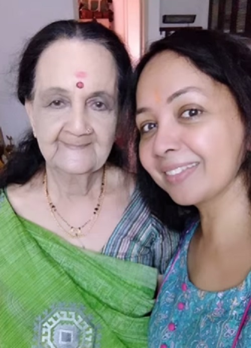 R Subbalakshmi (left) with daughter Thara Kalyan/Courtesy Thara Kalyan on Instagram