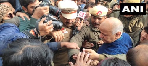 Manish Sisodia at the house of the victim