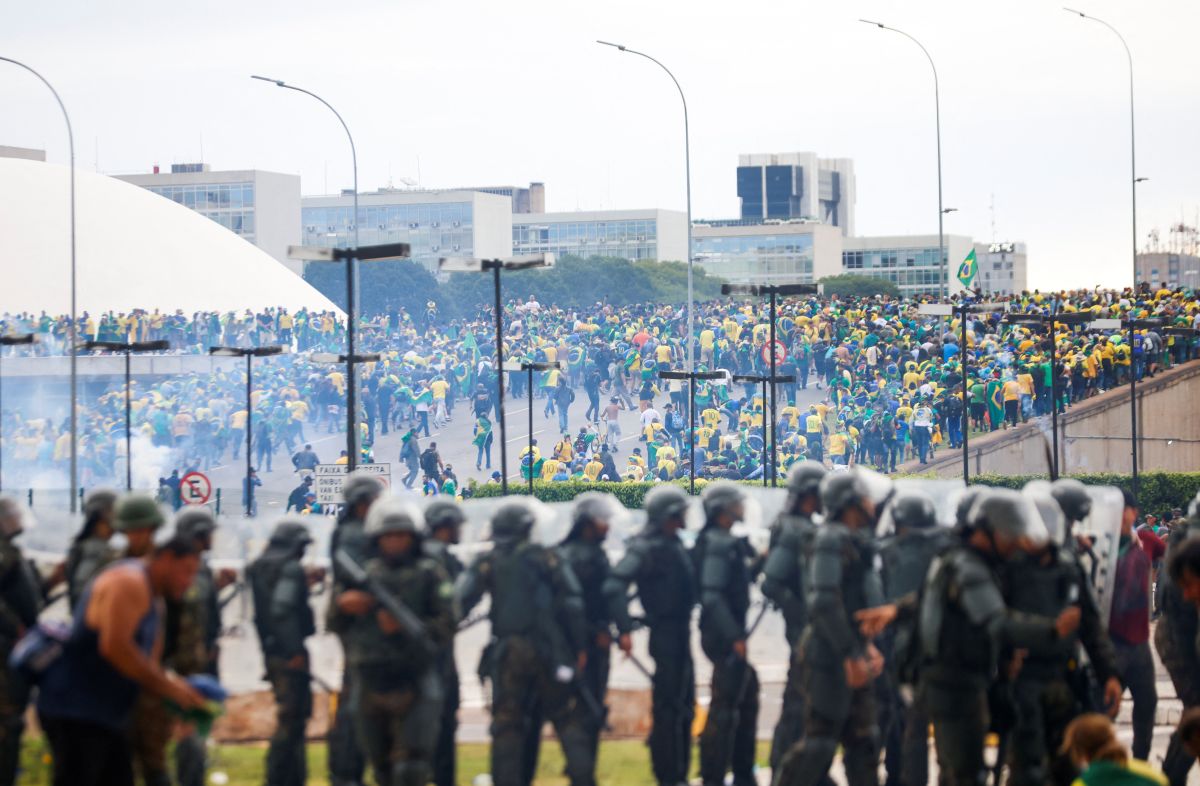 Bolsonaro supporters storm key govt buildings in Brazil