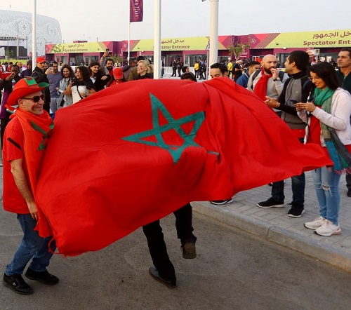 People with flag of Morocco/Reuters