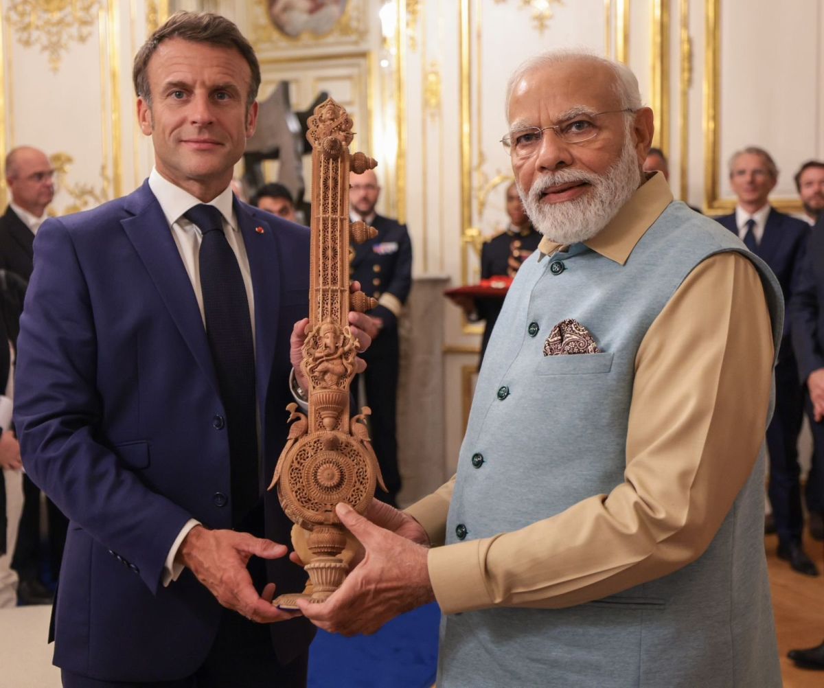 Modi gifts Macron sandalwood sitar replica, Pochampally silk ikat for ...