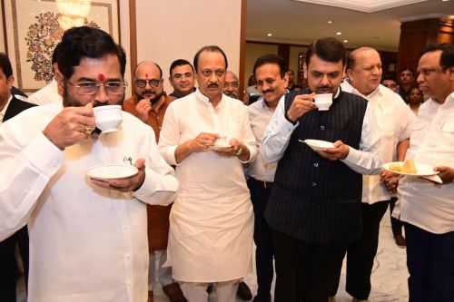 The traditional tea party before the Maha Assembly session begins