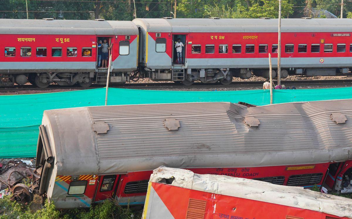 CBI Team Visits Train Crash Site, Railways Revises Toll - Rediff.com ...