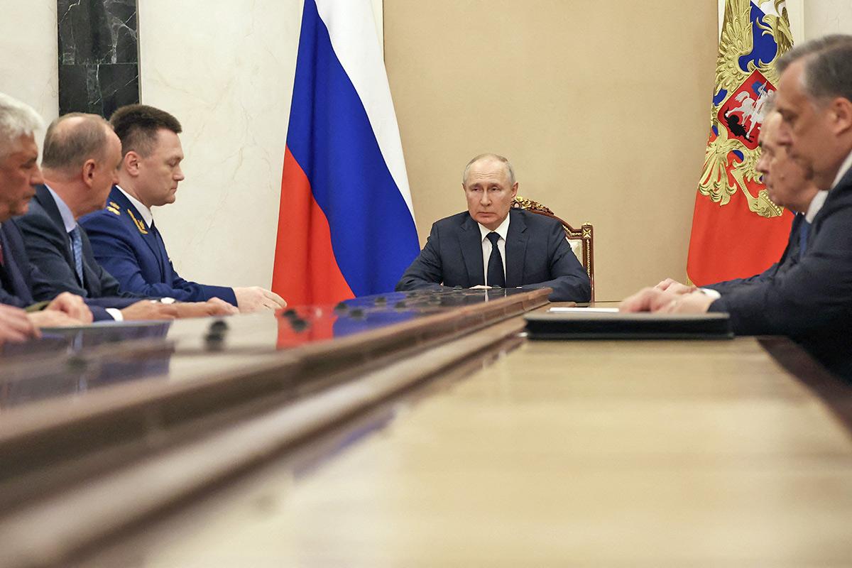 Putin Meets His Inner Circle - Rediff.com India News