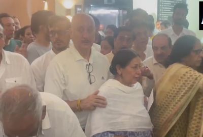 Anupam Kher at the Versova crematorium