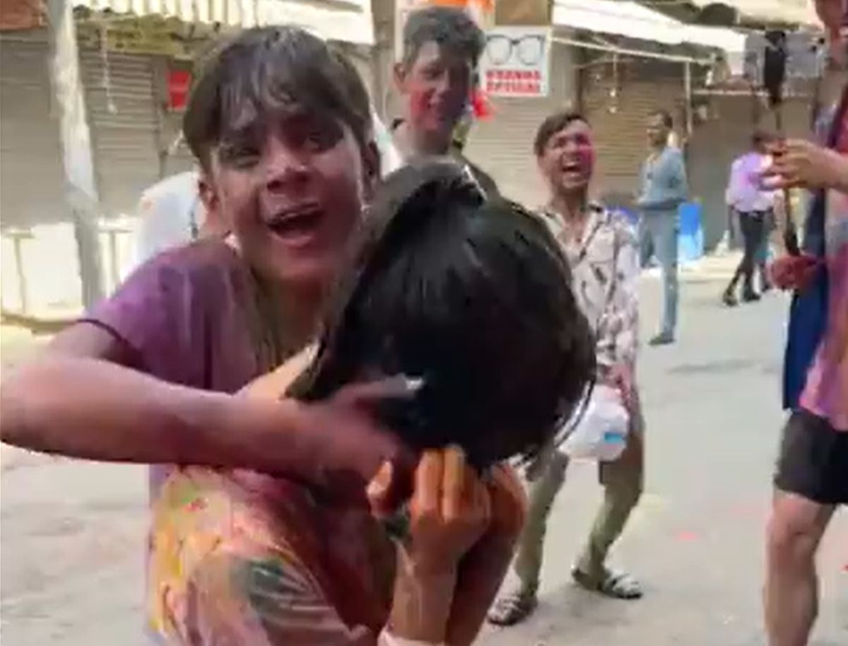 woman tourist being groped in delhi