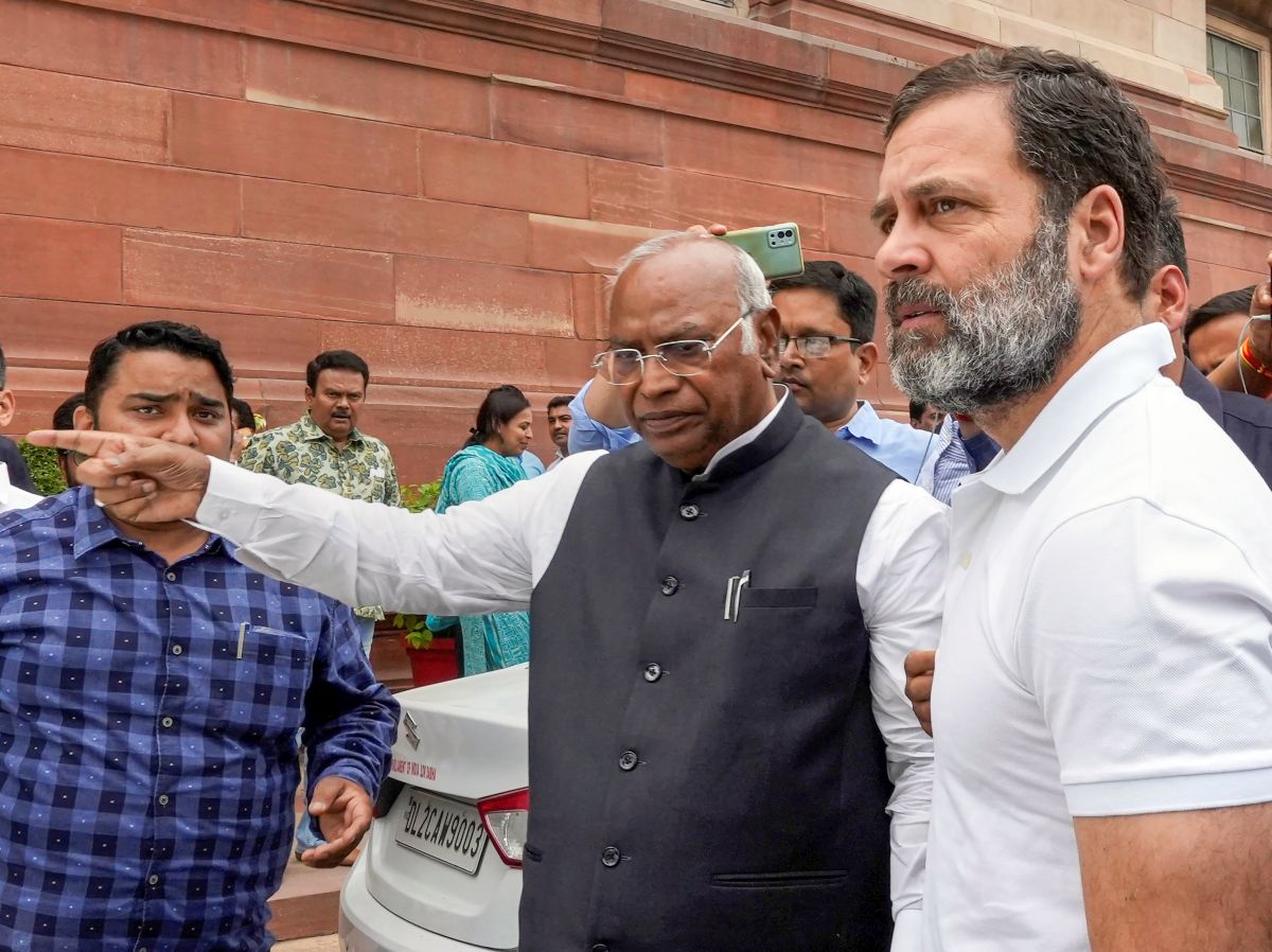 Mallikarjun Kharge and Rahul Gandhi outside Parliament. File pic