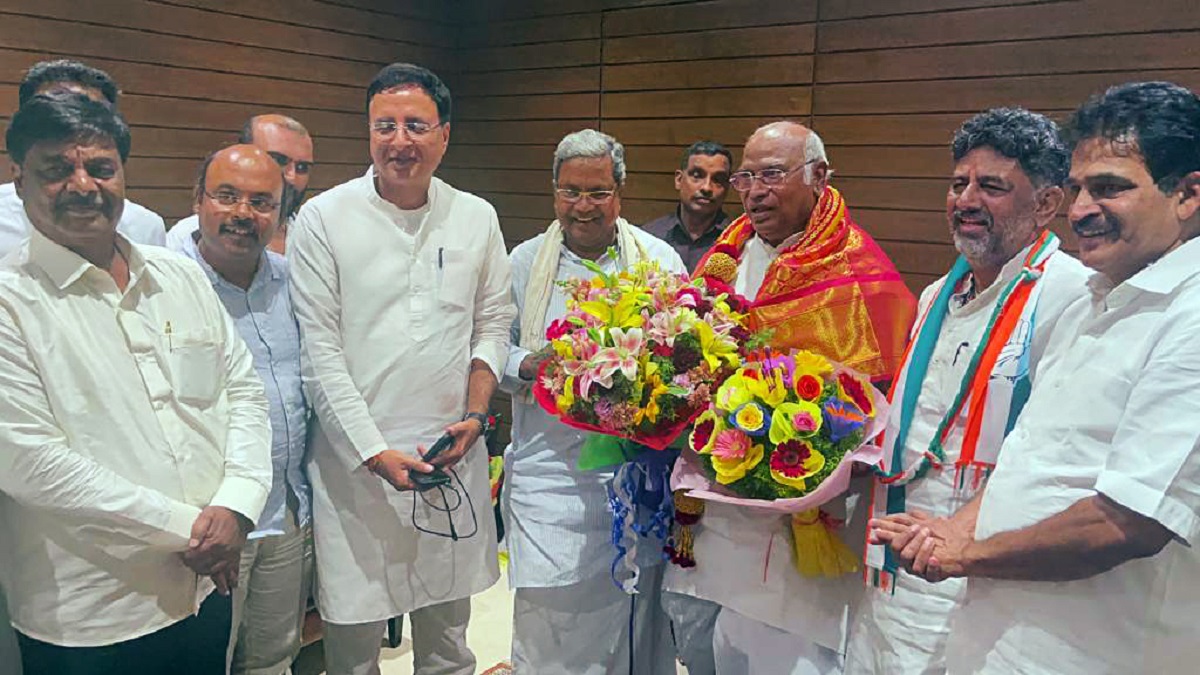 congress: Congress top brass meets Karnataka leaders to hammer