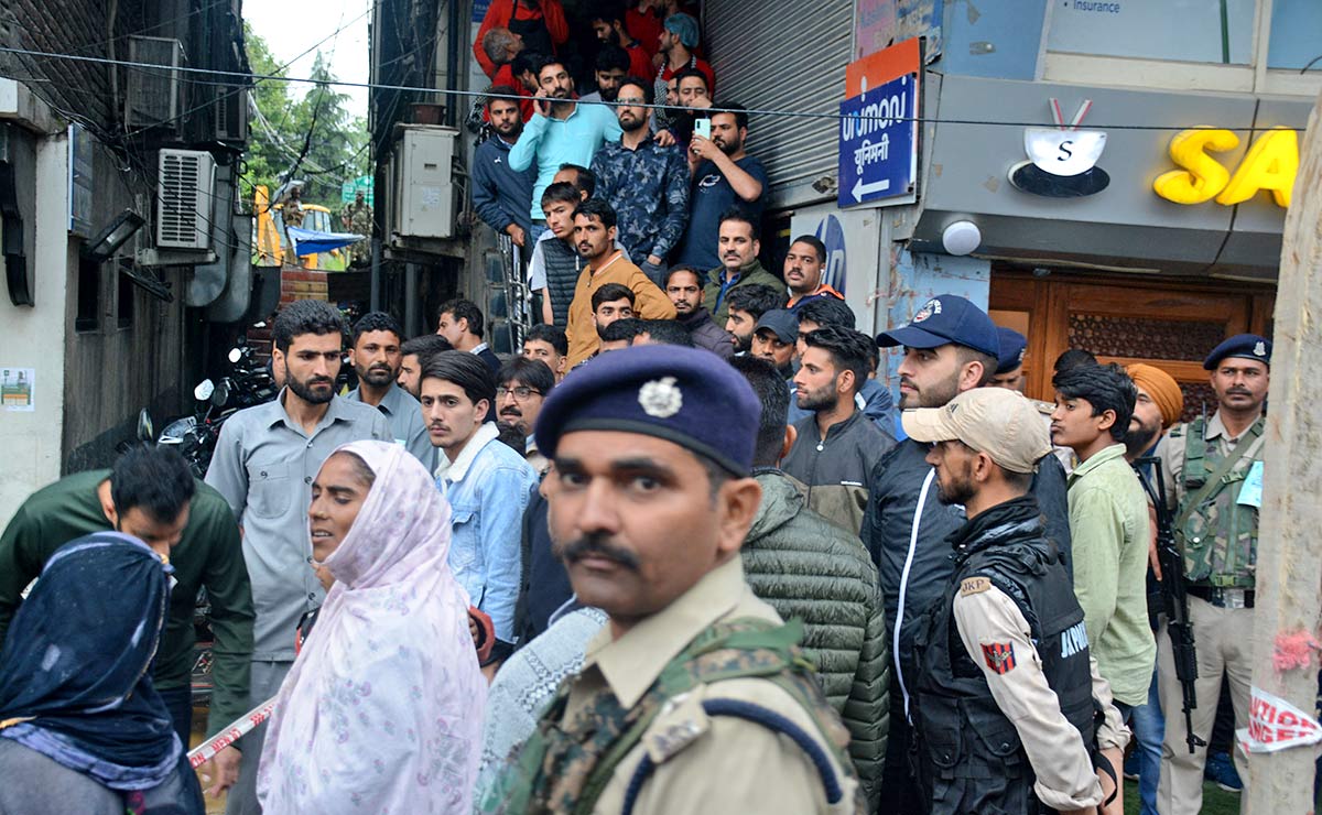 G20 Delegates Go Shopping In Srinagar - Rediff.com