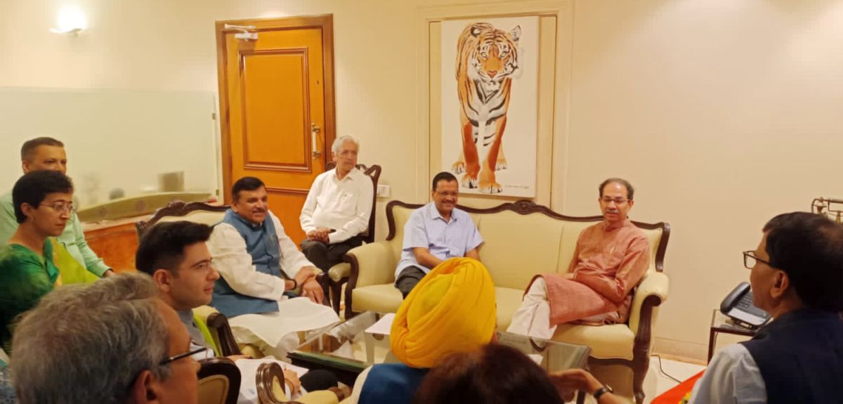 Arvind Kejriwal and team with Uddhav Thackeray