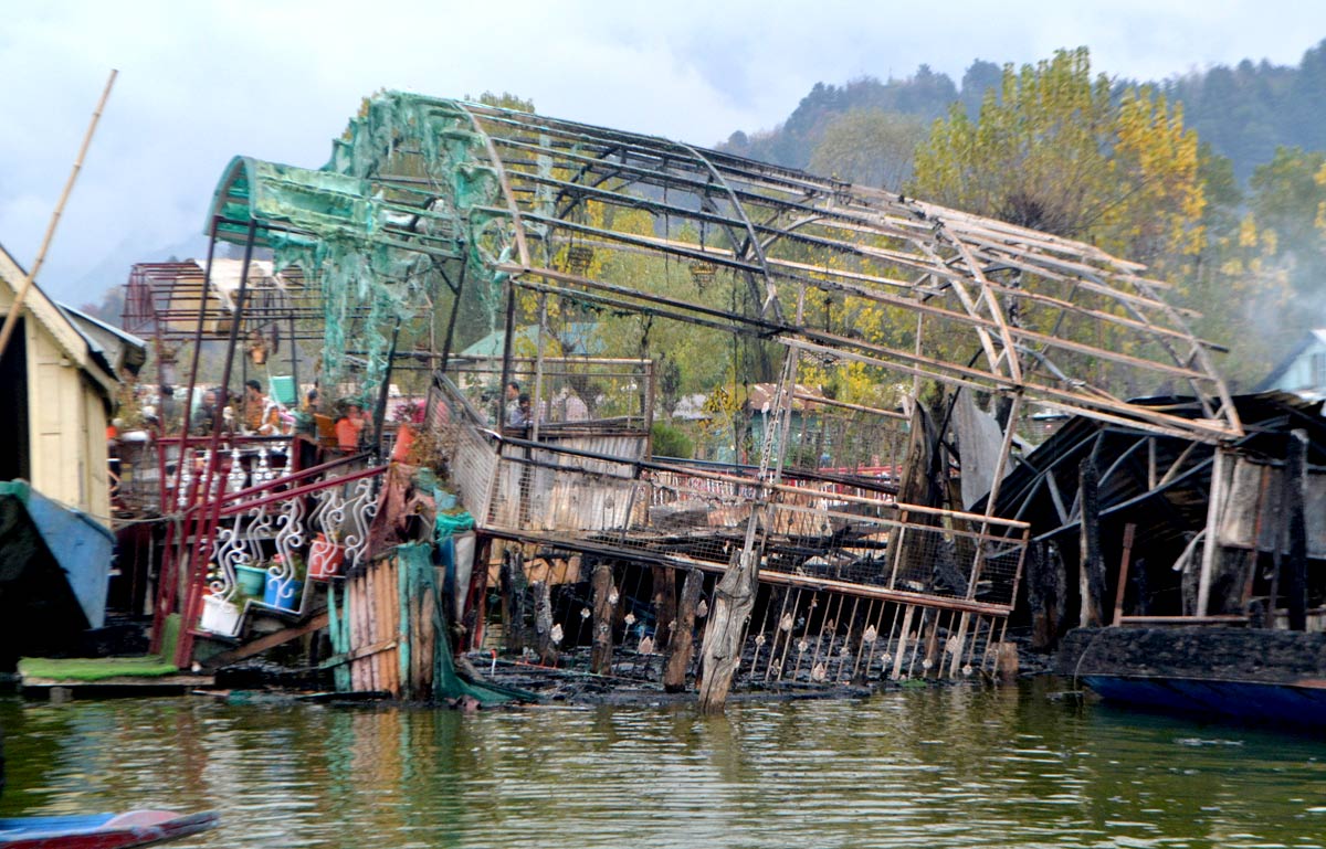 3 tourists dead as houseboat catches fire in Dal Lake