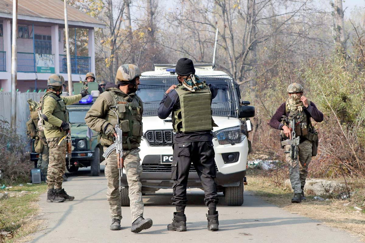 6 Terror Associates Arrested in Pulwama, Arms & Ammunition Recovered