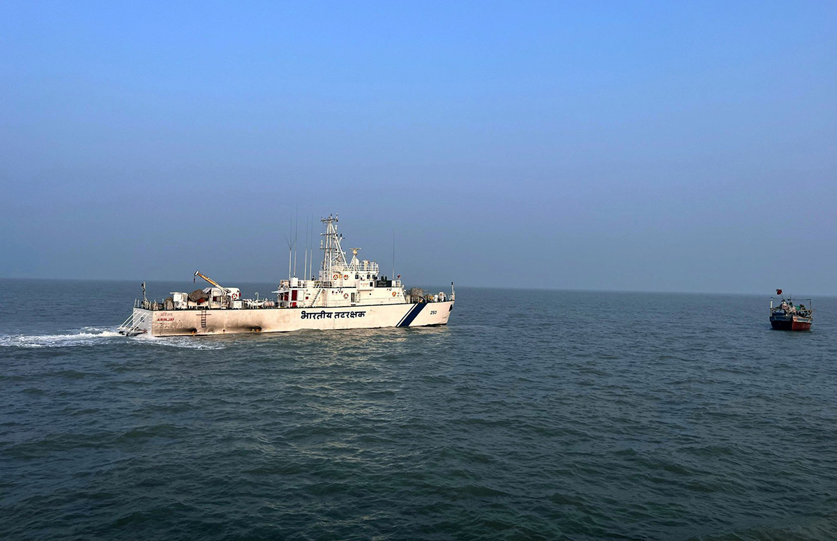 Naz-Re-Karam': Coast Guard apprehends Pak fishing boat in Arabian Sea -  PUNE.NEWS