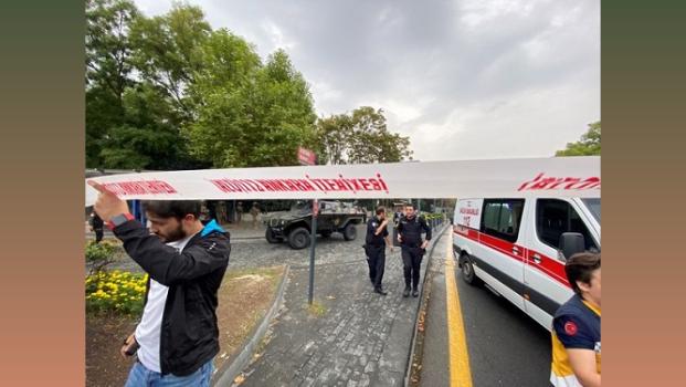 Police officers secure area after bomb attack in Ankara/Reuters