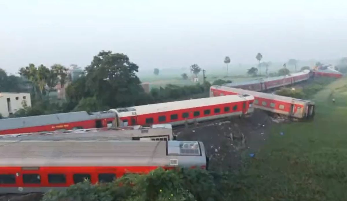 4 dead as North East Express train derails in Bihar