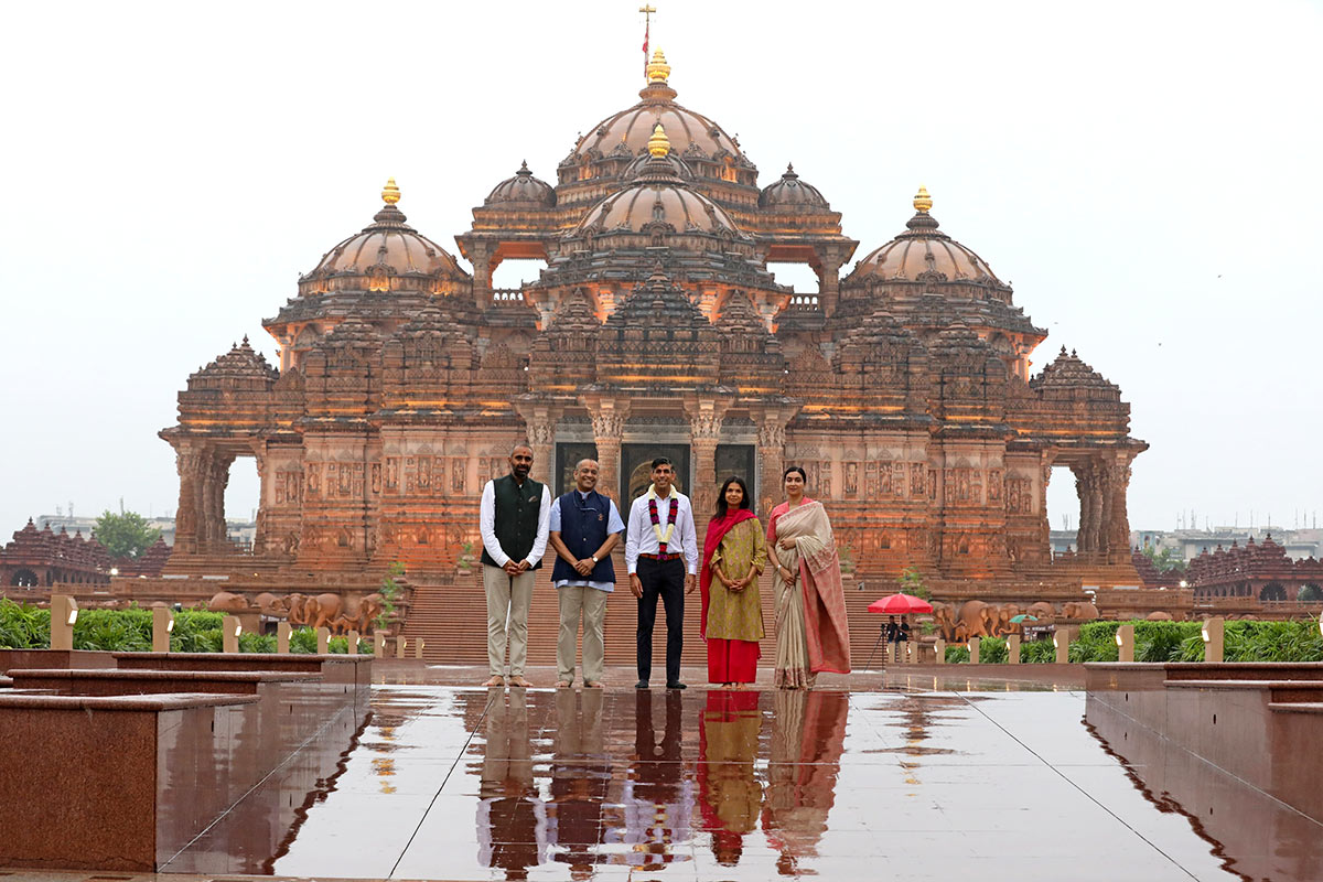 'Proud Hindu' Rishi Sunak visits Akshardham temple