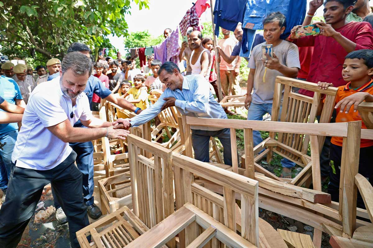 Rahul Gandhi in furniture market