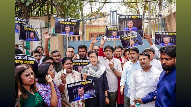 Atishi and AAP workers carrying insulin injections, stage a protest outside Tihar jail on Sunday