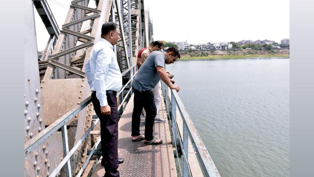 Encounter specialist Daya Nayak (in blue T-shirt) was part of the recovery team
