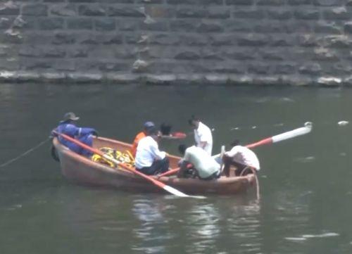 A Mumbai crime branch team in the Tapi river